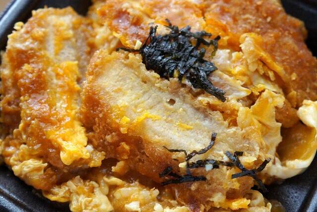 【玉子サンド・かつ丼】西友で買えるようになったトライアルの名物「白いたっぷり玉子サンド」と「ロースかつ重」のお得感があまりにも度を超えていた：パリッコ『今週のハマりめし』第231回