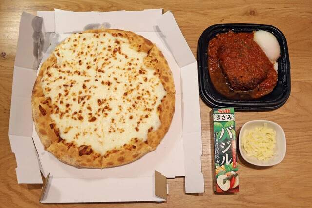 【ウルトラうまトマチーズピザ】チーズマシマシのウルトラチーズピザに松屋のうまトマバーグを追加した激ウマ！　熱量お化けが爆誕です!!＜野島慎一郎のバカレシピ＞