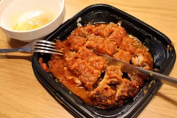 「【ウルトラうまトマチーズピザ】チーズマシマシのウルトラチーズピザに松屋のうまトマバーグを追加した激ウマ！　熱量お化けが爆誕です!!＜野島慎一郎のバカレシピ＞」の画像