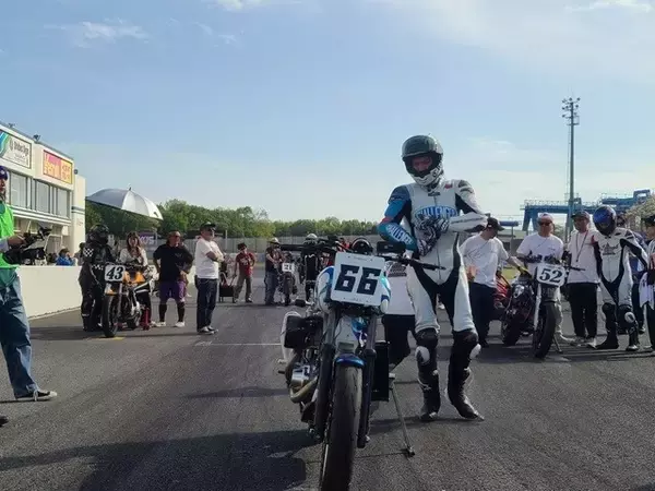 「「レーサー長瀬は努力家」「勝ち負けだけじゃない」。長瀬智也が所属するチームの3人が語る旧車ハーレーによるレースの魅力とは？」の画像