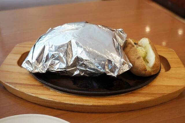 【包み焼きハンバーグ&ビーフカレー】きっと一般常識なんだろうけど今さら知った。「ココス」ってこんなにすごい店だったんだ！：パリッコ『今週のハマりめし』第238回