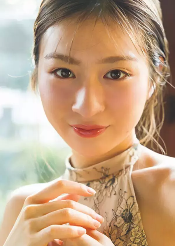 宮部のぞみが白い雪と白い水着、雪景色の中いちばん輝く笑顔で魅せる！「最近は断捨離と赤リップにハマってます」