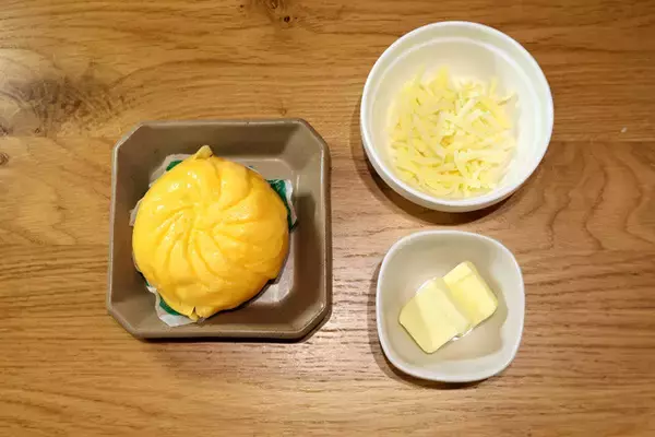 「【ピザまんのバター焼き】話題の炭酸ドリンクにぴったり！　ピザまんを大量のバターで焼いたギルティすぎる激ウマフード！＜野島慎一郎のバカレシピ＞」の画像