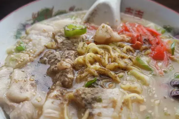 「【カップラーメン】福岡の老舗「ふくちゃんラーメン」のカップ麺がうますぎたので、あらためて本気で味わう：パリッコ『今週のハマりめし』第209回」の画像