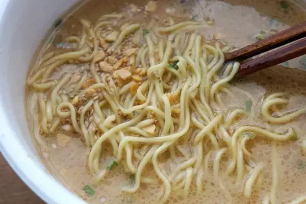 「【カップラーメン】福岡の老舗「ふくちゃんラーメン」のカップ麺がうますぎたので、あらためて本気で味わう：パリッコ『今週のハマりめし』第209回」の画像