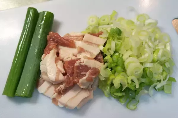 「【カップラーメン】福岡の老舗「ふくちゃんラーメン」のカップ麺がうますぎたので、あらためて本気で味わう：パリッコ『今週のハマりめし』第209回」の画像