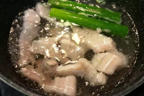 「【カップラーメン】福岡の老舗「ふくちゃんラーメン」のカップ麺がうますぎたので、あらためて本気で味わう：パリッコ『今週のハマりめし』第209回」の画像