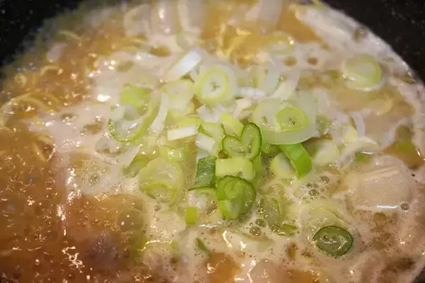 「【カップラーメン】福岡の老舗「ふくちゃんラーメン」のカップ麺がうますぎたので、あらためて本気で味わう：パリッコ『今週のハマりめし』第209回」の画像