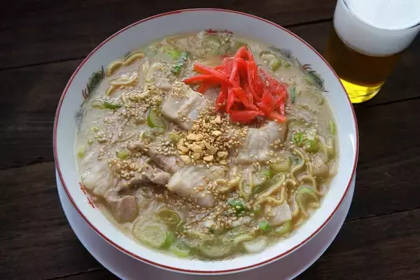 「【カップラーメン】福岡の老舗「ふくちゃんラーメン」のカップ麺がうますぎたので、あらためて本気で味わう：パリッコ『今週のハマりめし』第209回」の画像