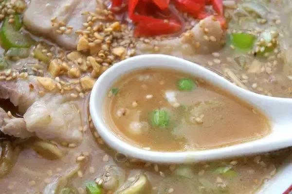 「【カップラーメン】福岡の老舗「ふくちゃんラーメン」のカップ麺がうますぎたので、あらためて本気で味わう：パリッコ『今週のハマりめし』第209回」の画像