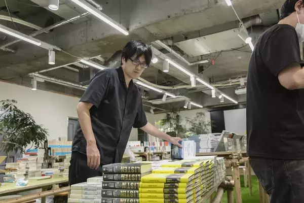 「【宇野常寛インタビュー】街の風景を塗り替える「知の拠点」。批評家・宇野常寛が語る、次なる書店のカタチ」の画像