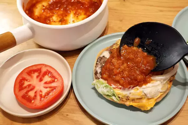 「【モスワッパー】バーキンのワッパーチーズにトマトとミートソースを追加して無理やり超巨大モスバーガーが完成！＜野島慎一郎のバカレシピ＞」の画像