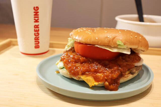 【モスワッパー】バーキンのワッパーチーズにトマトとミートソースを追加して無理やり超巨大モスバーガーが完成！＜野島慎一郎のバカレシピ＞