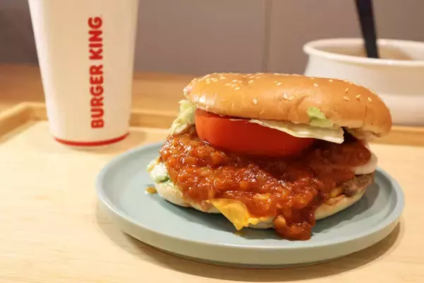 「【モスワッパー】バーキンのワッパーチーズにトマトとミートソースを追加して無理やり超巨大モスバーガーが完成！＜野島慎一郎のバカレシピ＞」の画像