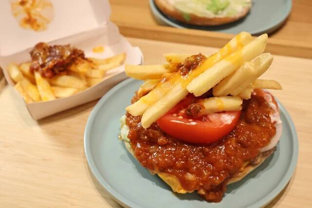【モスワッパー】バーキンのワッパーチーズにトマトとミートソースを追加して無理やり超巨大モスバーガーが完成！＜野島慎一郎のバカレシピ＞