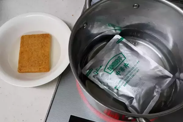 「【どんかた焼きそば】バリバリのどん兵衛の麺にレトルト中華丼をぶっかける超斬新な幅広かた焼きそば！＜野島慎一郎のバカレシピ＞」の画像