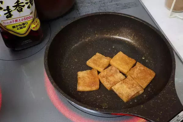 「【どんかた焼きそば】バリバリのどん兵衛の麺にレトルト中華丼をぶっかける超斬新な幅広かた焼きそば！＜野島慎一郎のバカレシピ＞」の画像