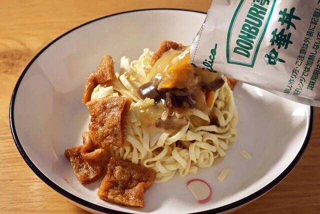 【どんかた焼きそば】バリバリのどん兵衛の麺にレトルト中華丼をぶっかける超斬新な幅広かた焼きそば！＜野島慎一郎のバカレシピ＞