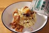 「【どんかた焼きそば】バリバリのどん兵衛の麺にレトルト中華丼をぶっかける超斬新な幅広かた焼きそば！＜野島慎一郎のバカレシピ＞」の画像5