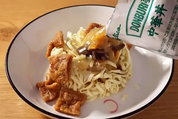 「【どんかた焼きそば】バリバリのどん兵衛の麺にレトルト中華丼をぶっかける超斬新な幅広かた焼きそば！＜野島慎一郎のバカレシピ＞」の画像