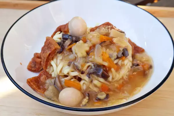 「【どんかた焼きそば】バリバリのどん兵衛の麺にレトルト中華丼をぶっかける超斬新な幅広かた焼きそば！＜野島慎一郎のバカレシピ＞」の画像