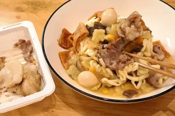 「【どんかた焼きそば】バリバリのどん兵衛の麺にレトルト中華丼をぶっかける超斬新な幅広かた焼きそば！＜野島慎一郎のバカレシピ＞」の画像