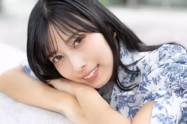 人気声優の鷲見友美ジェナが初グラビアを語る！「大雨の中プールに入った証拠がちゃんと写真として残っています！」