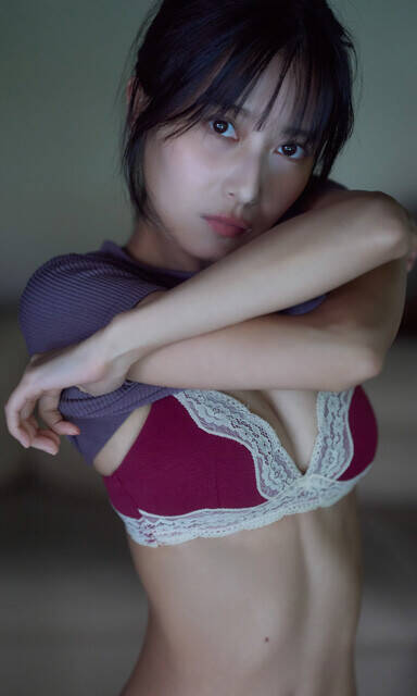 人気声優の鷲見友美ジェナが初グラビアを語る！「大雨の中プールに入った証拠がちゃんと写真として残っています！」