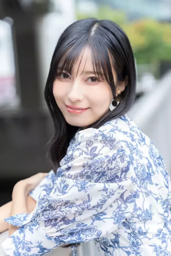 「人気声優の鷲見友美ジェナが初グラビアを語る！「大雨の中プールに入った証拠がちゃんと写真として残っています！」」の画像