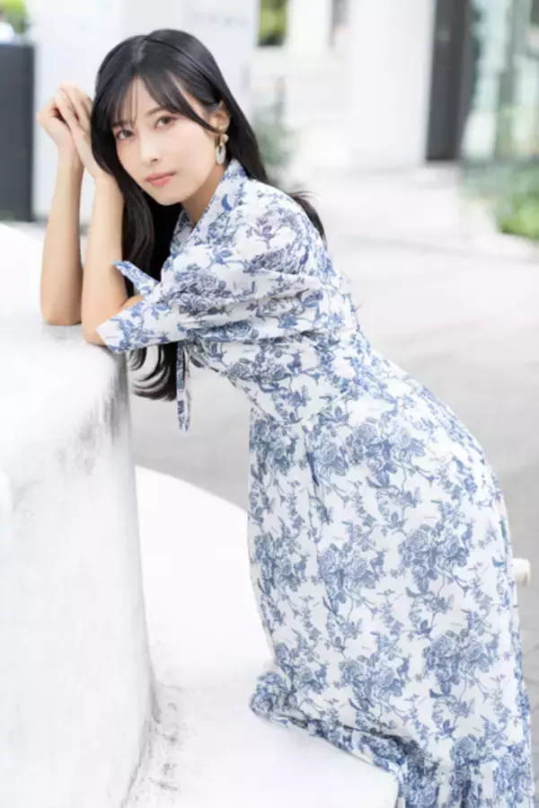 「人気声優の鷲見友美ジェナが初グラビアを語る！「大雨の中プールに入った証拠がちゃんと写真として残っています！」」の画像