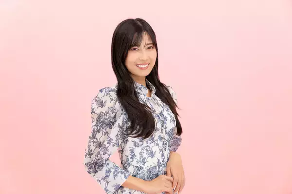 「人気声優の鷲見友美ジェナが初グラビアを語る！「大雨の中プールに入った証拠がちゃんと写真として残っています！」」の画像