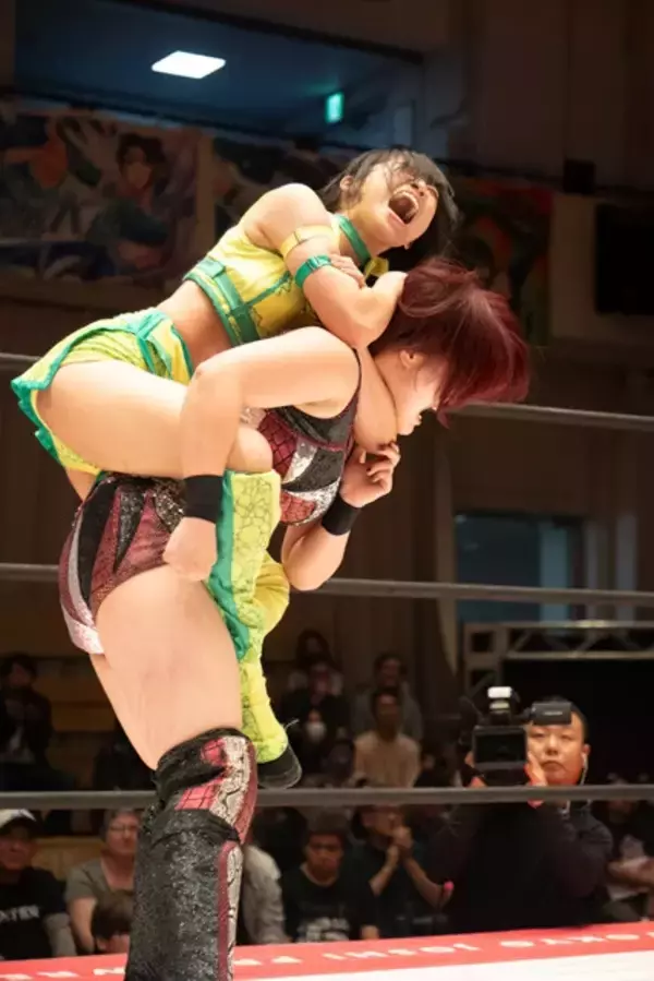 「アイドルとプロレスラーの二刀流グループ・アップアップガールズ（プロレス）の大人気メンバー・鈴木志乃が初のデジタル写真集を発売！「私の長所って、"いる"ってことだと思うんです。だから、恋しやすいと思います！」」の画像