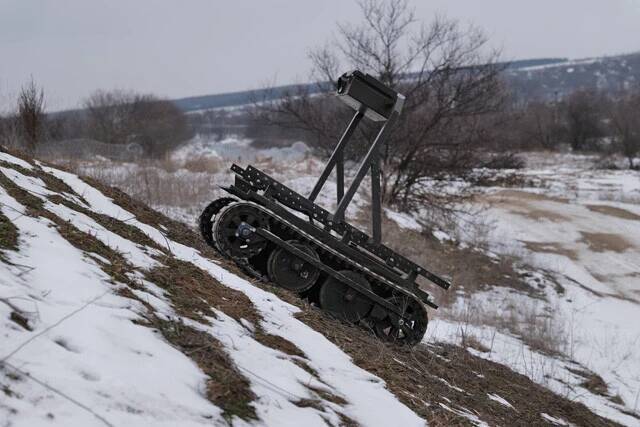 開戦から4年、「ウクライナ軍ドローン部隊」の最新形態とは？　航続距離が4倍に延びた無人航空機に、負傷兵を搬送する無人車両まで！