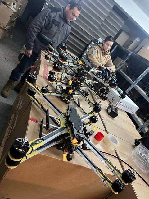 開戦から4年、「ウクライナ軍ドローン部隊」の最新形態とは？　航続距離が4倍に延びた無人航空機に、負傷兵を搬送する無人車両まで！