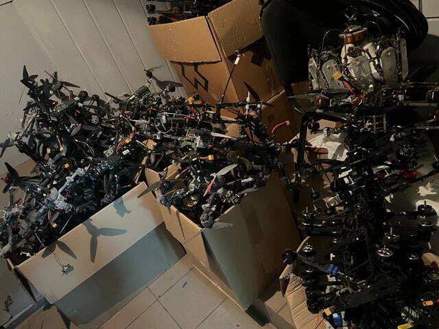 開戦から4年、「ウクライナ軍ドローン部隊」の最新形態とは？　航続距離が4倍に延びた無人航空機に、負傷兵を搬送する無人車両まで！