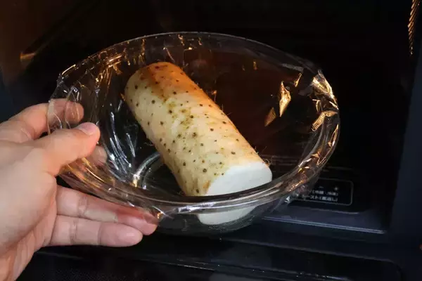 「【長芋ホットドッグ】見た目はホットドッグ風ですが!?　実はパンの代用に長芋を使った斬新食感の激ウマドッグ！＜野島慎一郎のバカレシピ＞」の画像