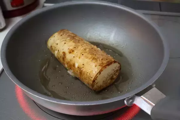 「【長芋ホットドッグ】見た目はホットドッグ風ですが!?　実はパンの代用に長芋を使った斬新食感の激ウマドッグ！＜野島慎一郎のバカレシピ＞」の画像