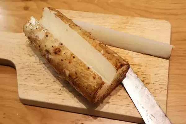 「【長芋ホットドッグ】見た目はホットドッグ風ですが!?　実はパンの代用に長芋を使った斬新食感の激ウマドッグ！＜野島慎一郎のバカレシピ＞」の画像