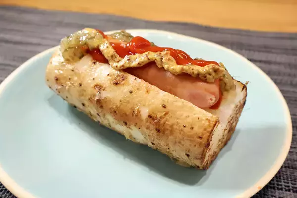 「【長芋ホットドッグ】見た目はホットドッグ風ですが!?　実はパンの代用に長芋を使った斬新食感の激ウマドッグ！＜野島慎一郎のバカレシピ＞」の画像