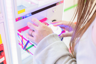 コンビニ"ゲーセン化"の最新実態　すでに全国約3000店舗！　利用客＆働く人の声は？