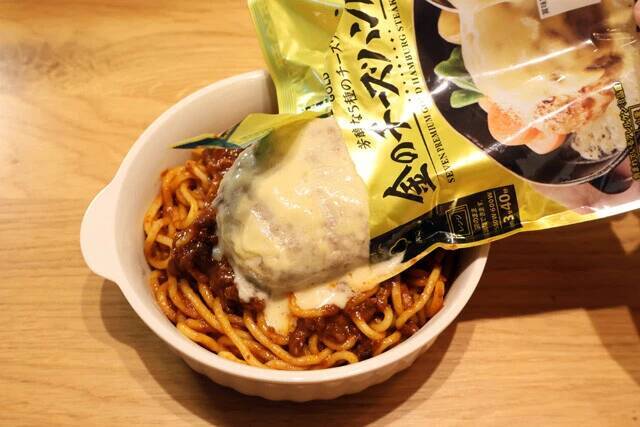 【金のボロネーゼ チーズバーググラタン】セブンの"金のシリーズ"を神融合してポテチのザクザク食感が楽しい超絶肉マシのグラタン！＜野島慎一郎のバカレシピ＞