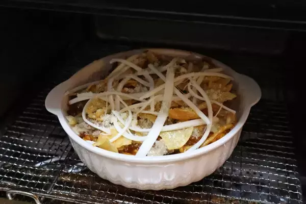 「【金のボロネーゼ チーズバーググラタン】セブンの"金のシリーズ"を神融合してポテチのザクザク食感が楽しい超絶肉マシのグラタン！＜野島慎一郎のバカレシピ＞」の画像