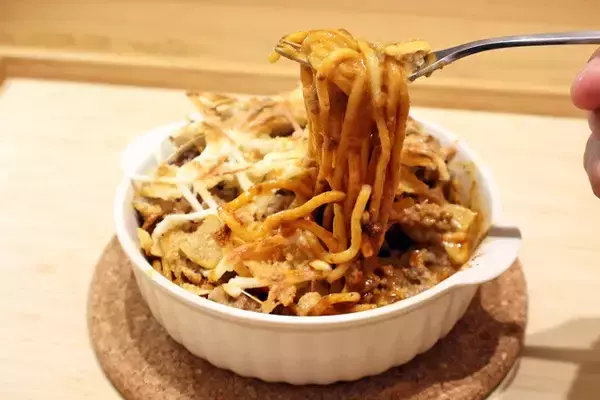「【金のボロネーゼ チーズバーググラタン】セブンの"金のシリーズ"を神融合してポテチのザクザク食感が楽しい超絶肉マシのグラタン！＜野島慎一郎のバカレシピ＞」の画像