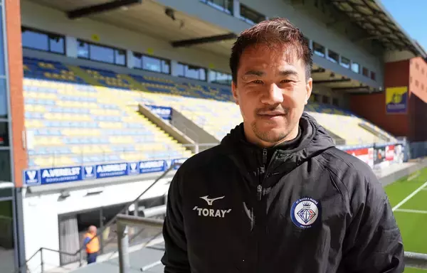 FCバサラ・マインツ監督の岡崎慎司が目指す日本代表監督への道。3大会連続でW杯に出場したレジェンドが、ドイツのアマチュアリーグで指導者として奮闘中。北中米W杯の展望も聞いた！