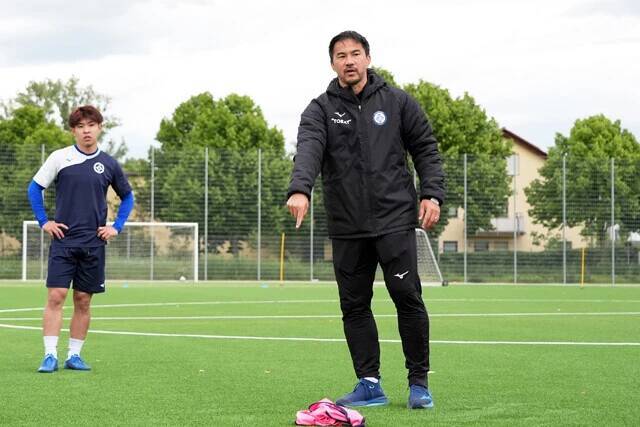 FCバサラ・マインツ監督の岡崎慎司が目指す日本代表監督への道。3大会連続でW杯に出場したレジェンドが、ドイツのアマチュアリーグで指導者として奮闘中。北中米W杯の展望も聞いた！
