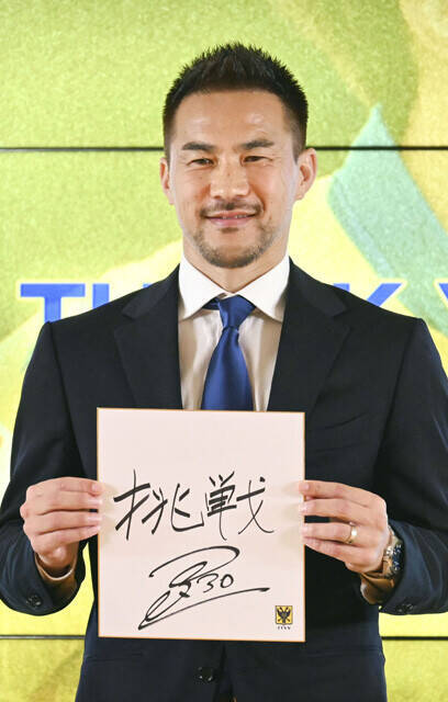 FCバサラ・マインツ監督の岡崎慎司が目指す日本代表監督への道。3大会連続でW杯に出場したレジェンドが、ドイツのアマチュアリーグで指導者として奮闘中。北中米W杯の展望も聞いた！