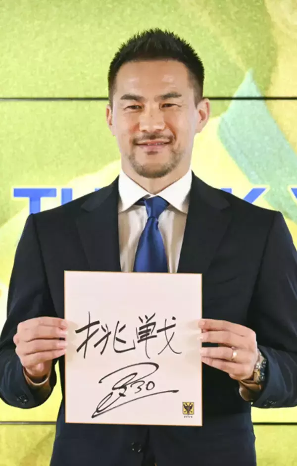 「FCバサラ・マインツ監督の岡崎慎司が目指す日本代表監督への道。3大会連続でW杯に出場したレジェンドが、ドイツのアマチュアリーグで指導者として奮闘中。北中米W杯の展望も聞いた！」の画像