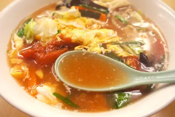 「【ラーメン】生まれて初めて見た『もののけ姫』の余韻に包まれつつ食べる「きくらげとトマトと豚肉の玉子炒めラーメン」の優しさ：パリッコ『今週のハマりめし』第210回」の画像