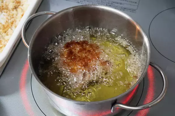 「【マクドナルドコロッケ】このコロッケ、実はすべてマクドナルドの商品で作りました！　バカ全開の異世界転生コロッケ！＜野島慎一郎のバカレシピ＞」の画像