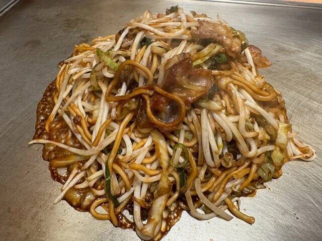 【ピエール瀧の「萌え萌やしソバ探訪録」】20杯目「お好み焼き屋さんで出合った、音も感じるもやし焼きそば！」